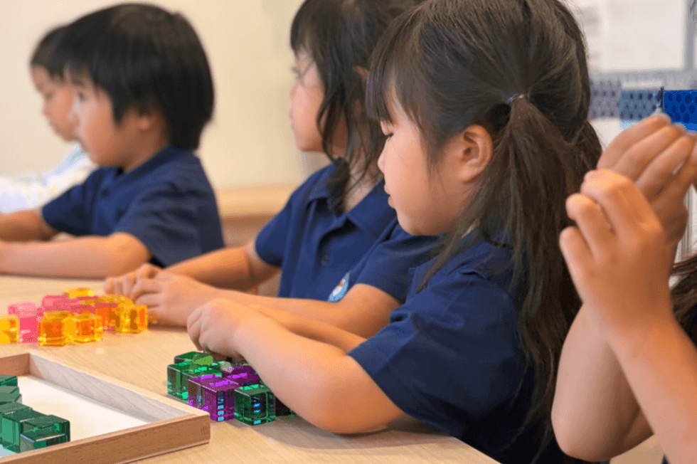 教具を使って学ぶ子どもたち。