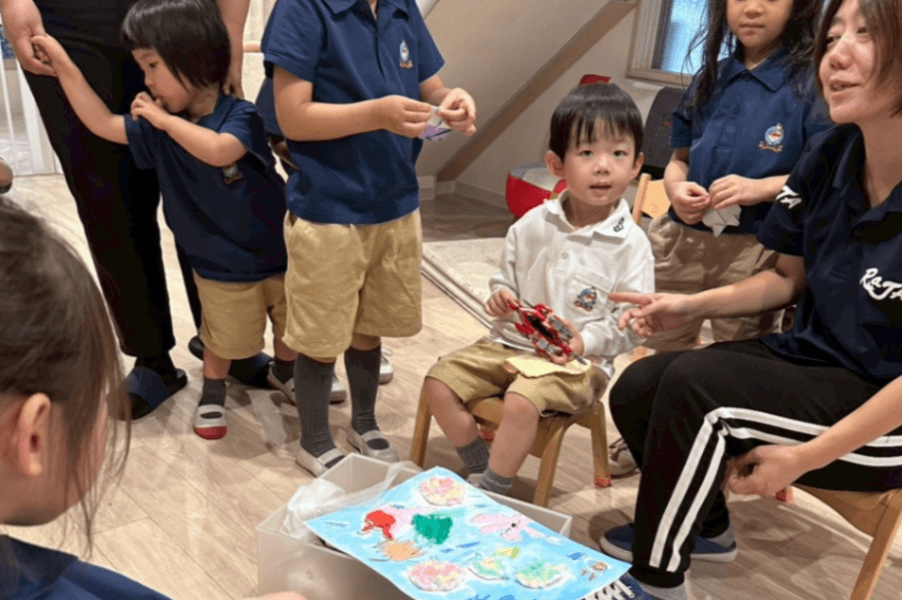先生と一緒に学ぶ子どもたち。
